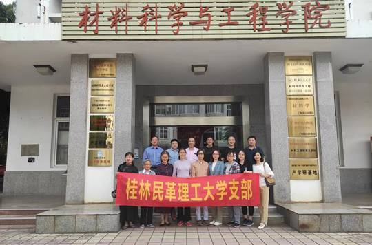 街道上有店铺的标志红色背景白色的字中度可信度描述已自动生成